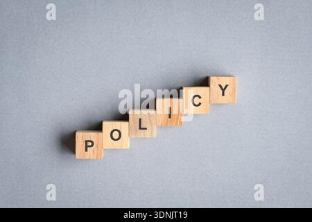 Wort, Politik zu Holzblöcken. Draufsicht. Stockfoto
