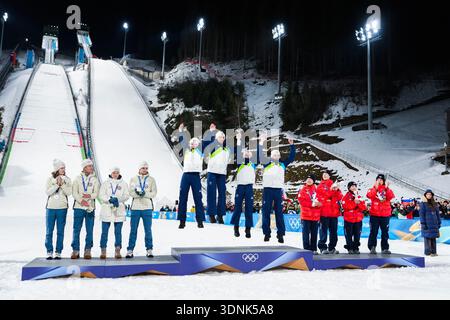 Val di Fiemme, Italien 20260210. Goldmedaillengewinner Nika Vodan, Anze Lanisek, Nika Prevc und Domen Prevc aus Slowenien (Mitte), Silbermedaillengewinner Anna Odine Stroem, Kristoffer Eriksen Sundal, Eirin Maria Kvandal und Marius Lindvik aus Norwegen (links) und Bronzemedaillengewinner Nozomi Maruyama, Ryoyu Kobayashi, Sara Takanashi, Sara Takanashi und Ren Nikaido aus Japan (rechts) während der Wintermedaillengewinner 2026 in der Wintermedaille in Mailand in der Mixed Ski Cortina in Mailand. Foto: Terje Pedersen / NTB dieser Text ist automatisch übersetzt Credit: NTB/Alamy Live News Stockfoto