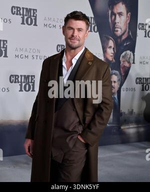 Los Angeles, Usa. Februar 2026. Chris Hemsworth nimmt am Dienstag, den 10. Februar 2026, an der Uraufführung des Krimi-Thrillers „Crime 101“ der Amazon MGM Studios im United Theater am Broadway in Los Angeles Teil. Story: Ein schwer fassbarer Dieb, der seinen Endstand beobachtet, trifft an ihrem eigenen Scheideweg auf einen desillusionierten Versicherungsmakler. Während sich ihre Wege verflechten, verfolgt ein unerbittlicher Detective sie in der Hoffnung, den von ihnen geplanten millionenschweren Raub zu verhindern. Foto: Jim Ruymen/UPI Credit: UPI/Alamy Live News Stockfoto