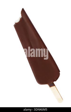 Schokolade glasiertes gebissenes Eis isoliert auf weißem Hintergrund Stockfoto