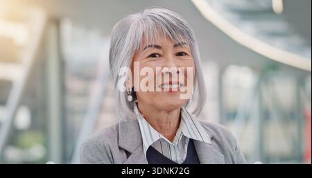 Glücklich, Business und Frau mit Porträt am Flughafen für Reisen, Karriere Stolz und internationalen Flug. Lächeln, reife Person und selbstbewusst bei der Abfahrt Stockfoto