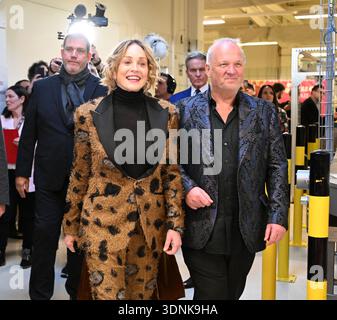 Eine Pressekonferenz im Schaumrollenkönig in St. Willibald, Österreich, am Dienstag, 10. Februar 2026 mit Opernballstar Sharon Stone. Karl Guschlbauer (rechts) und US-Schauspielerin Sharon Stone – 20260210 PD13970 Credit: APA-PictureDesk/Alamy Live News Stockfoto