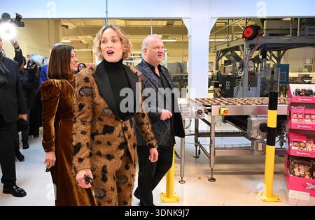 Eine Pressekonferenz im Schaumrollenkönig in St. Willibald, Österreich, am Dienstag, 10. Februar 2026 mit Opernballstar Sharon Stone. Waltraud Guschlbauer (links), Karl Guschlbauer (rechts) und die US-Schauspielerin Sharon Stone - 20260210 PD14193 Credit: APA-PictureDesk/Alamy Live News Stockfoto