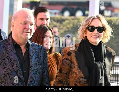 Eine Pressekonferenz im Schaumrollenkönig in St. Willibald, Österreich, am Dienstag, 10. Februar 2026 mit Opernballstar Sharon Stone. Karl Guschlbauer und die US-Schauspielerin Sharon Stone - 20260210 PD12145 Credit: APA-PictureDesk/Alamy Live News Stockfoto