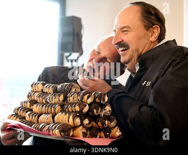 Eine Pressekonferenz im Schaumrollenkönig in St. Willibald, Österreich, am Dienstag, 10. Februar 2026 mit Opernballstar Sharon Stone. (Von links) Karl Guschlbauer und Johann Lafer mit Sahnebrötchen - 20260210 PD7853 Credit: APA-PictureDesk/Alamy Live News Stockfoto