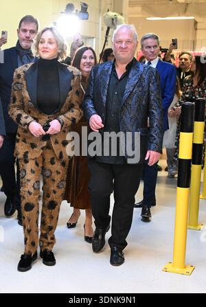 Eine Pressekonferenz im Schaumrollenkönig in St. Willibald, Österreich, am Dienstag, 10. Februar 2026 mit Opernballstar Sharon Stone. Karl Guschlbauer (rechts) und US-Schauspielerin Sharon Stone – 20260210 PD13825 Credit: APA-PictureDesk/Alamy Live News Stockfoto