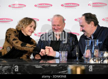 Eine Pressekonferenz im Schaumrollenkönig in St. Willibald, Österreich, am Dienstag, 10. Februar 2026 mit Opernballstar Sharon Stone. US-Schauspielerin Sharon Stone, Karl Guschlbauer und Johann Lafer - 20260210 PD12337 Credit: APA-PictureDesk/Alamy Live News Stockfoto