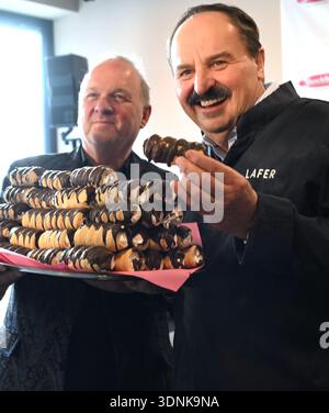 Eine Pressekonferenz im Schaumrollenkönig in St. Willibald, Österreich, am Dienstag, 10. Februar 2026 mit Opernballstar Sharon Stone. (Von links) Karl Guschlbauer und Johann Lafer mit Sahnebrötchen - 20260210 PD7858 Credit: APA-PictureDesk/Alamy Live News Stockfoto