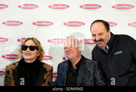 Eine Pressekonferenz im Schaumrollenkönig in St. Willibald, Österreich, am Dienstag, 10. Februar 2026 mit Opernballstar Sharon Stone. US-Schauspielerin Sharon Stone, Karl Guschlbauer und Johann Lafer - 20260210 PD11727 Credit: APA-PictureDesk/Alamy Live News Stockfoto
