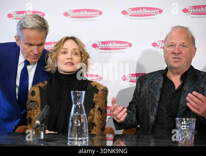 Eine Pressekonferenz im Schaumrollenkönig in St. Willibald, Österreich, am Dienstag, 10. Februar 2026 mit Opernballstar Sharon Stone. Alfons Haider, US-amerikanische Schauspielerin Sharon Stone, Karl Guschlbauer - 20260210 PD11901 Credit: APA-PictureDesk/Alamy Live News Stockfoto