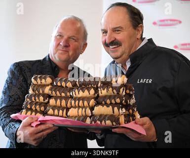 Eine Pressekonferenz im Schaumrollenkönig in St. Willibald, Österreich, am Dienstag, 10. Februar 2026 mit Opernballstar Sharon Stone. (Von links) Karl Guschlbauer und Johann Lafer mit Sahnebrötchen - 20260210 PD7842 Credit: APA-PictureDesk/Alamy Live News Stockfoto