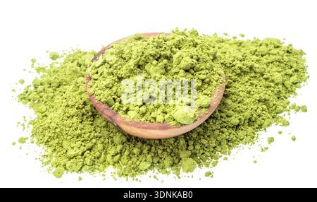 Matcha-Tee, fein gemahlenes Pulver von grünem Tee auf weißem Hintergrund. Datei enthält Beschneidungspfad. Stockfoto