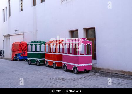 Doha, Katar - 14. Februar 2026: Kinderspaßzug zur Unterhaltung im Souq waqif. Eine Vergnügungsfahrt für Kinder. Stockfoto