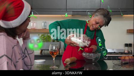 Rote Schürze der Seniorin, die aus dem Glas in den Becher über der Schüssel in der Küche fließt, AR-Symbole Stockfoto