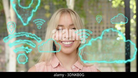 Lächelnde Frau in rosafarbener Bluse auf der Veranda mit Neonwolke, Wi-Fi-Ikonen und Nasenring Stockfoto