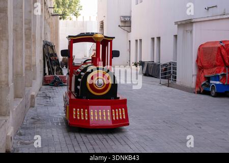 Doha, Katar - 14. Februar 2026: Kinderspaßzug zur Unterhaltung im Souq waqif. Eine Vergnügungsfahrt für Kinder. Stockfoto