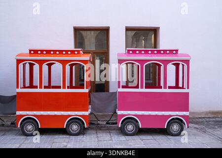 Doha, Katar - 14. Februar 2026: Kinderspaßzug zur Unterhaltung im Souq waqif. Eine Vergnügungsfahrt für Kinder. Stockfoto