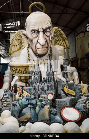 Ein Wagen in der Kölner Rosenmontagsparade zeigt den ehemaligen Kölner Bürgermeister Konrad Adenauer im Himmel weinend als Kommentar zu den aktuellen Problemen Stockfoto