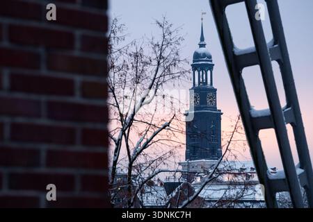 Turm der berühmten Michaeliskirche in Hamburg im Winter Stockfoto