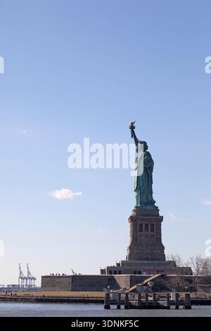Die Freiheitsstatue im Hafen von New York City, New York. Stockfoto