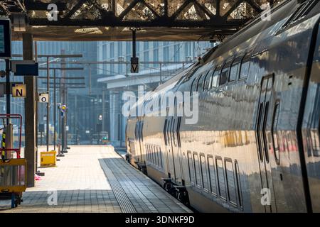 Ein VIRM-Zug am Amsterdamer Hauptbahnhof in den Niederlanden Stockfoto