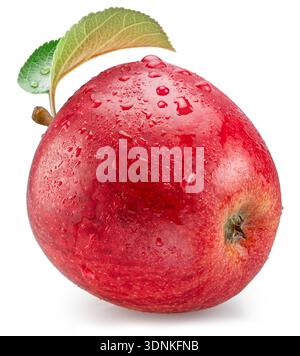 Nass bedeckt mit Wassertropfen roten Apfel mit grünen Blättern auf weißem Hintergrund. Datei enthält Beschneidungspfad. Stockfoto