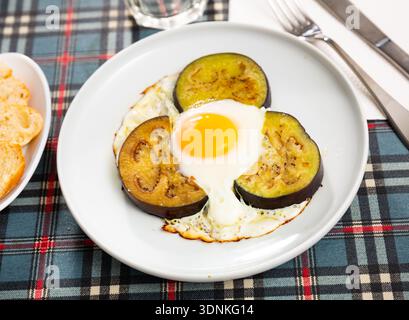 Köstliches Frühstück - Rührei mit gebratener Aubergine aus der Nähe Stockfoto
