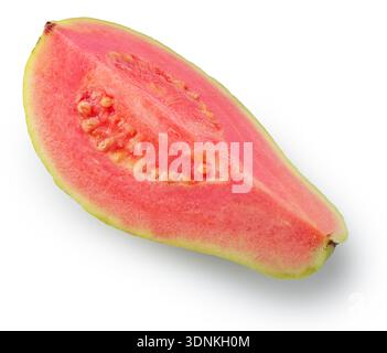 Reife grüne Guave-Scheibe mit rosa Fruchtfleisch auf weißem Hintergrund. Datei enthält Beschneidungspfade. Stockfoto