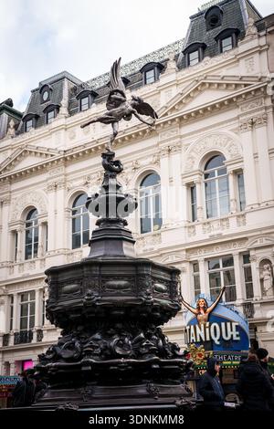 LONDON, GROSSBRITANNIEN. Februar 2025. Der Shaftesbury Memorial Fountain mit der Anteros-Statue am Piccadilly Circus in London, Großbritannien. Stockfoto
