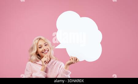 Frau mit Sprechblase in rosa Hintergrund mit fröhlichem Lächeln und lässigem Outfit Stockfoto