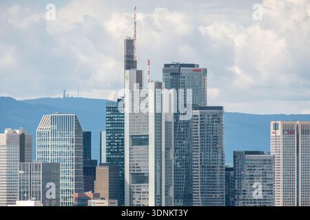 Frankfurt, Deutschland - 09.05.2025: Blick auf die Skyline der Frankfurter Wolkenkratzer, moderne Hochhäuser in Hessen Stockfoto