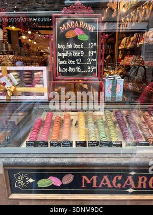 Ein Schaufenster in Brüssel, in dem Macarons verkauft werden, Belgien, 6. September 2025 Stockfoto