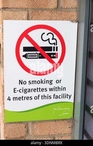 Schild mit der Aufschrift "Rauchen verboten" oder "Zigaretten" im Umkreis von 4 Metern von diesem Standort in Großbritannien Stockfoto