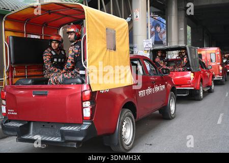 Bangladeschs Feuerwehr und Zivilschutz stehen am 11. Februar 2026 vor den Parlamentswahlen in Bangladesch auf einer Straße in Dhaka, Bangladesch. Stockfoto
