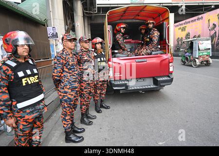 Bangladeschs Feuerwehr und Zivilschutz stehen am 11. Februar 2026 vor den Parlamentswahlen in Bangladesch auf einer Straße in Dhaka, Bangladesch. Stockfoto