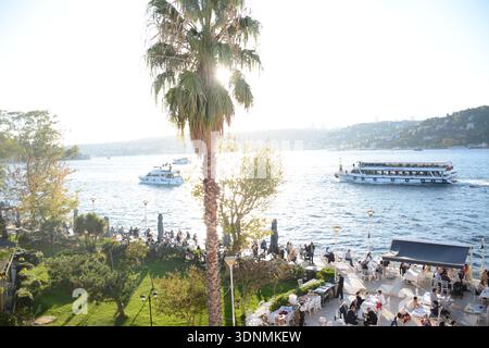 Hochzeitsempfang im Freien am Bosporus mit Abendessen an einem sonnigen Tag. Istanbul, Türkei - 14. Oktober 2023. Stockfoto