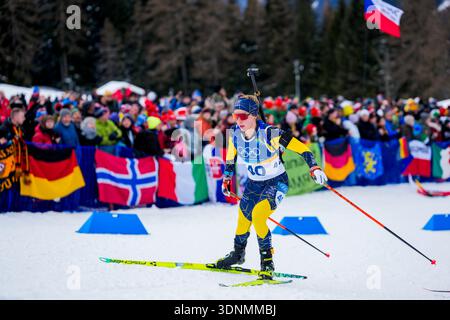 Antholva, Italien 20260211. Anna Magnusson aus Schweden während des 15-km-Normaldistanz-Biathlon der Frauen bei den Olympischen Winterspielen in Mailand Cortina 2026. Foto: Heiko Junge / NTB dieser Text wird automatisch übersetzt Stockfoto