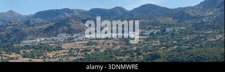Weißes Dorf Ubrique, eingebettet in die andalusischen Berge, von der archäologischen Stätte Ocuri aus gesehen, Spanien. Stockfoto