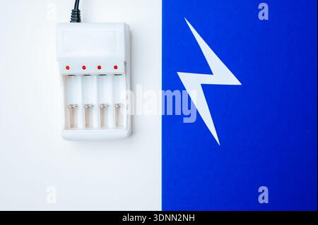 Geteilter blauer und weißer Hintergrund zur Hervorhebung des Ladegeräts mit Anzeigeleuchten und USB-Anschluss Stockfoto