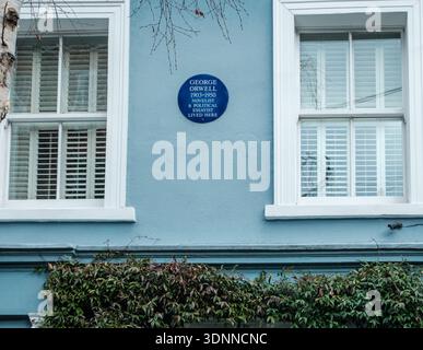 George Orwell blaue Tafel an einem Wohnhaus in London, die das ehemalige Zuhause des Schriftstellers markiert. Stockfoto