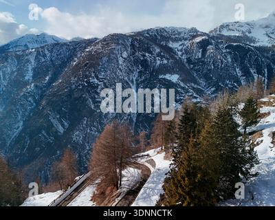Das Bergdorf Chamois aus der Vogelperspektive im Winter Stockfoto