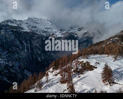 Das Bergdorf Chamois aus der Vogelperspektive im Winter Stockfoto