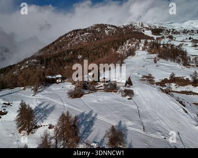 Das Bergdorf Chamois aus der Vogelperspektive im Winter Stockfoto