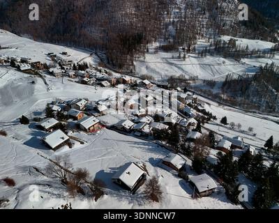 Das Bergdorf Chamois aus der Vogelperspektive im Winter Stockfoto