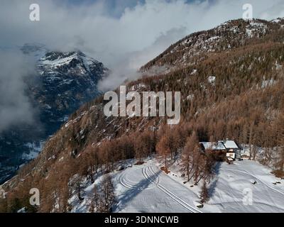 Wolken kommen im Winter aus der Vogelperspektive im Bergdorf Chamois Stockfoto