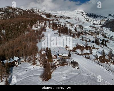 Das Bergdorf Chamois aus der Vogelperspektive im Winter Stockfoto