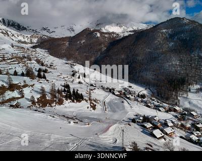 Das Bergdorf Chamois aus der Vogelperspektive im Winter Stockfoto
