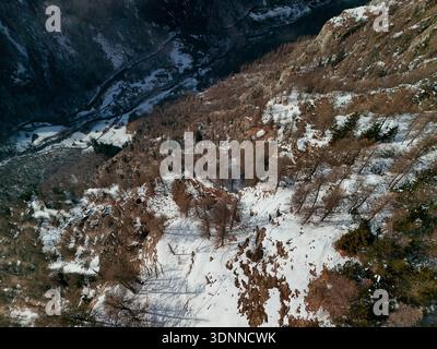 Das Bergdorf Chamois aus der Vogelperspektive im Winter Stockfoto