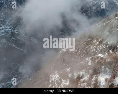Wolken kommen im Winter aus der Vogelperspektive im Bergdorf Chamois Stockfoto