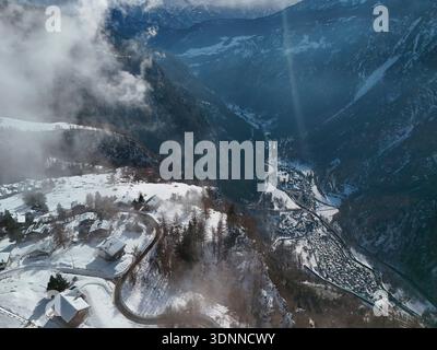 Wolken kommen im Winter aus der Vogelperspektive im Bergdorf Chamois Stockfoto
